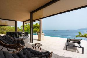 an outdoor patio with a view of the ocean at Kuća za odmor ANTON in Blato