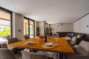 a dining room with a wooden table and chairs at Kuća za odmor ANTON in Blato