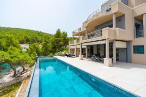 an image of a house with a swimming pool at Kuća za odmor ANTON in Blato
