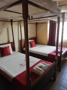 two bunk beds in a room with twothirds gmaxwell gmaxwell gmaxwell gmaxwell at The Folks Inn in Mombasa