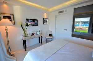 Deluxe apartment Villefranche Sea view front Terrace 230m2 with Jacuzziにあるベッド