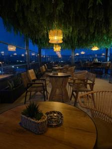 ein Restaurant mit Tischen und Stühlen und Blick auf die Stadt in der Unterkunft Grey Star Hotel in Negotino