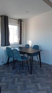 a dining room with a table and chairs at Alloro-cat in Hem