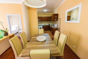 サン・ヴィセンテにあるSeaSide Family Apartment - Madeira Islandのキッチン、ダイニングルーム(テーブル、椅子付)
