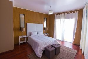 サン・ヴィセンテにあるSeaSide Family Apartment - Madeira Islandのベッドルーム(大型ベッド1台、大きな窓付)