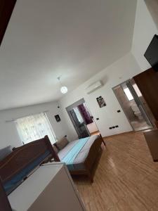a large bedroom with a bed and a window at Vila Emanuele in Shëngjin