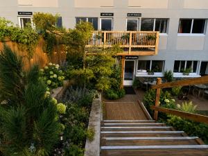 a garden with stairs and a deck in a building at Les Secrets - Suites & Apartments in Montriond