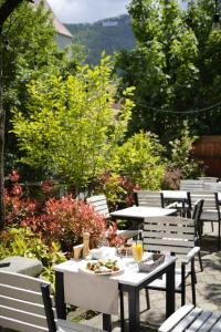 a group of tables and chairs in a garden at Barrique 14 - Breakfast at Restaurant & Minibar - Old Town in Braşov