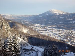 A general mountain view or a mountain view taken from Az apartmant