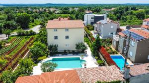 an aerial view of a house with a swimming pool at Sonnengarten floor 1 in Marčana