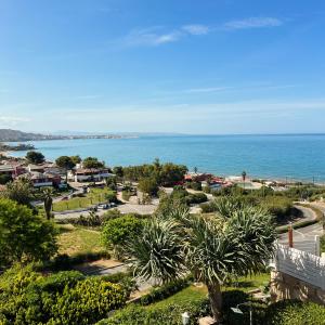 a view of the ocean from a resort at L'Appartamentino in Casa Donato