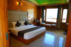 a bedroom with a large bed in a room at The Park Green Resorts in Manāli