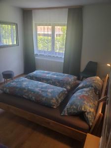 a bedroom with a bed and two pillows on it at Apartament Flora in Mahlberg