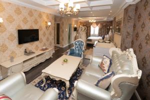 a living room with a couch and a tv at Hotel Britania in Tirana
