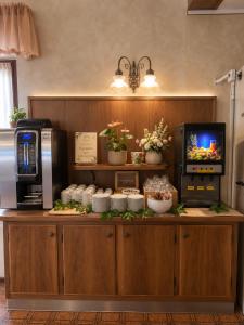 eine Küche mit einer Arbeitsfläche, auf der eine Mikrowelle und eine Kaffeemaschine stehen. in der Unterkunft Residence Hotel Maxi in Limone sul Garda