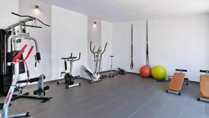 a gym with several exercise bikes and exercise balls at Sonnengarten floor 2 in Marčana