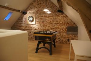 a chess table in a room with a brick wall at Vakantiewoning Hof ter Heidje in Maarkedal