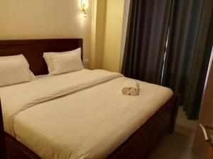 a bed with two towels sitting on top of it at Raha Home within Nakuru CBD with pool and gym in Nakuru +13 photos