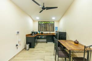 a kitchen with a table and a ceiling fan at Villa Libe Puerto Viejo in Puerto Viejo