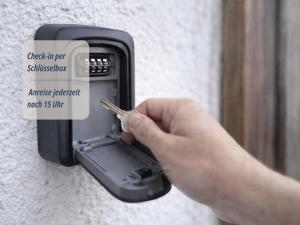 a person is putting a cigarette in a fuse box at Zimmer Haus Krabbe für Kurzaufenthalt und Geschäftsreise, zwischen Bremerhaven und Cuxhaven in Wremen +17 photos
