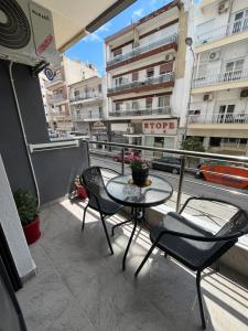 a balcony with a table and chairs on a balcony at Apartment Debrova in Alexandroupoli