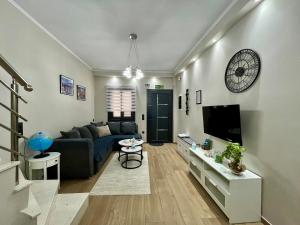 a living room with a couch and a tv at Apartment Debrova in Alexandroupoli