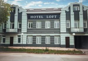 un edificio dell'hotel con un cartello che legge la lettura dell'albergatore di Hotel Loft a Samara