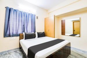 a bedroom with a large bed with a mirror at Hotel O Castle Inn Kondapur in Hyderabad +21 photos