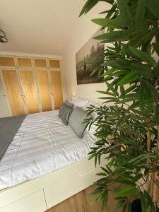 a bed in a room with a plant at Penthouse Panorama Seeblick in Gmunden