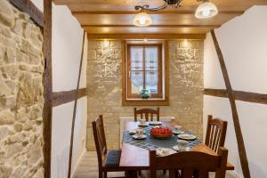 a dining room with a table and chairs at Ferienwohnung Stadthaus in Mellrichstadt