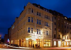 ein großes Gebäude auf einer Straße bei Nacht in der Unterkunft Altmarktstudio1 in Cottbus