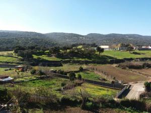 une vue sur un champ avec des montagnes en arrière-plan dans l'établissement Virgen De Los Remedios, à Arroyomolinos de León