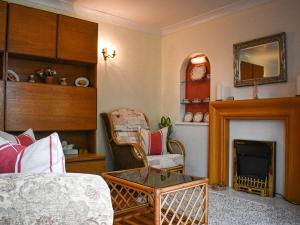 a living room with a couch and a fireplace at New Meadows Cottage in Pickering