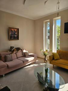 a living room with a couch and a glass table at Guesthouse Maka in Ureki