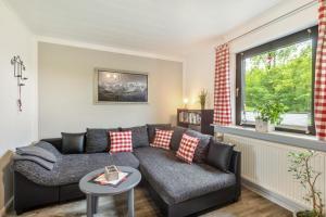 a living room with a couch and a window at Ferienwohnung Sunnenviul in Lennestadt