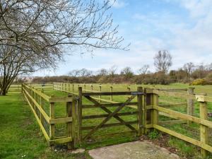 a wooden fence in the middle of a field at Swallow Cottage - Uk49756 in Little Singleton