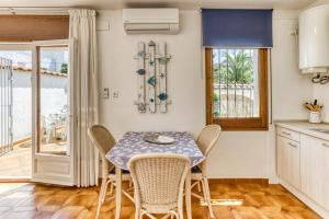 a kitchen and dining room with a table and chairs at Bahia Studio in Empuriabrava