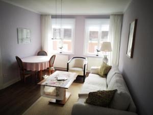 a living room with a couch and a table at Ferienwohnung Ein Zuhause auf Zeit in Lübeck