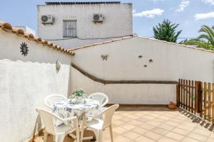 a patio with a table and chairs and a building at Bahia Studio in Empuriabrava
