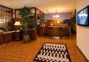 Eine Lobby mit Fernseher und Schachbrettboden in der Unterkunft Residence Hotel Maxi in Limone sul Garda + 54 Fotos