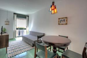een woonkamer met een tafel en een bank bij Stay local in Alfama! Alice central home, near river in Lissabon