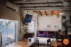 a living room with a purple couch and a table at Hotel Nora in Calingasta