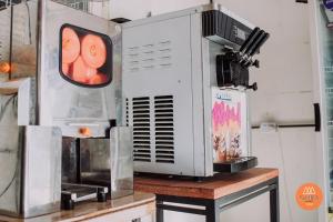a machine with a traffic light on top of a table at Hotel Nora in Calingasta