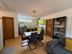 a kitchen and dining room with a table and chairs at Industriel F3 Appartement in Thann