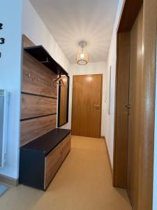 a hallway with a wooden closet and a door at Industriel F3 Appartement in Thann