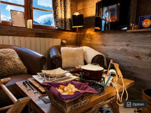 a table with food and a pot on top of it at Micro-lodge, Le Petit Nid d'Amour in Montriond