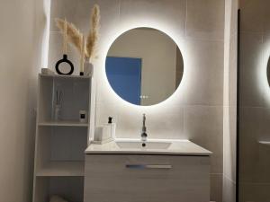 a bathroom with a sink and a mirror at La Parenthèse Mézoise – Port plage à pied in Mèze