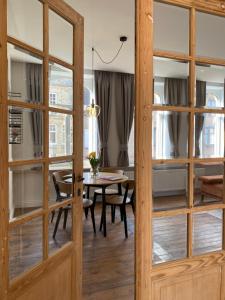 a room with a wooden door and a table at Studio Mad Grace in Diksmuide