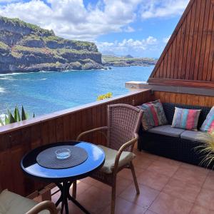 a balcony with a table and chairs and the ocean at Tili apartment with ocean view in San Marcos