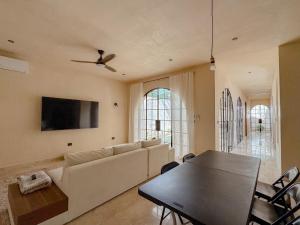 ein Wohnzimmer mit Sofa und Tisch in der Unterkunft Casa Bacah in Bacalar